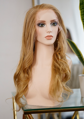 Peluca NA476 "Glam Honey Blonde"