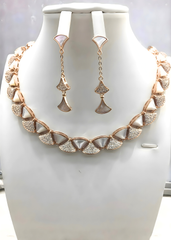 Conjunto de collar "Pétalos lunares"